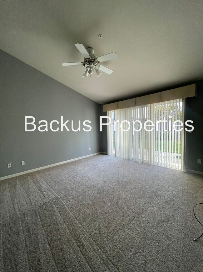 Building Photo - Stunning Three Bedroom in North Salinas  (...