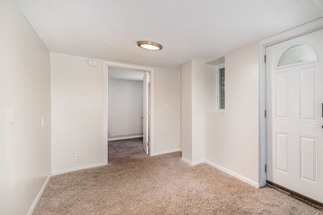 Building Photo - Spacious 5bed|2bath Home w/ Large Backyard...