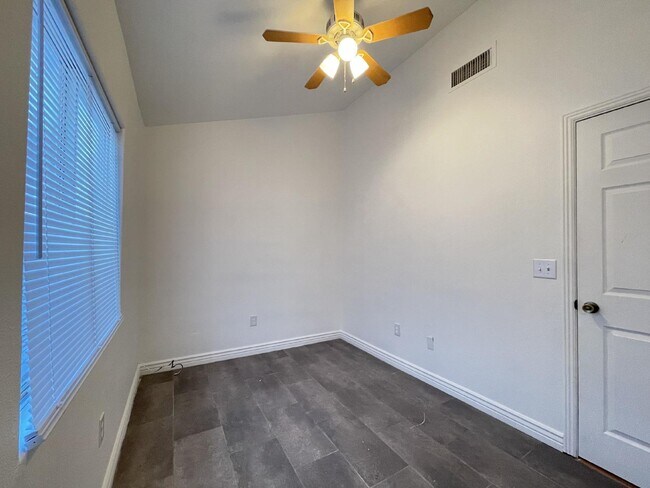 Building Photo - 2078 Del Rey Dr
