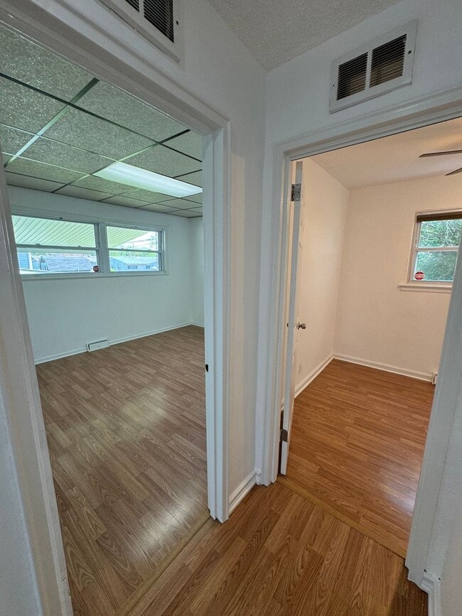 Building Photo - THREE BEDROOM TWIN