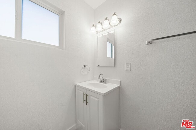 Building Photo - 1310 W Valencia Dr