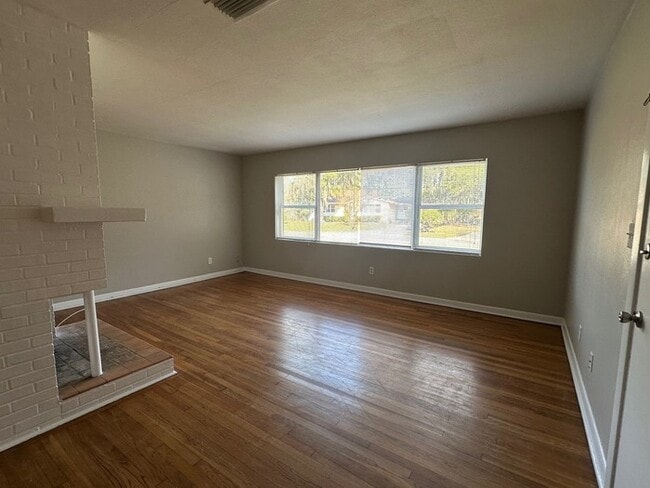 Building Photo - Charming 3 Bedroom Home in Lakewood Available Now!