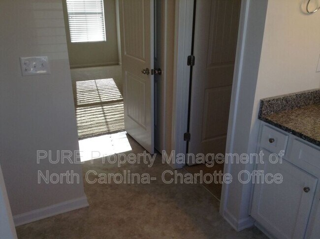 Building Photo - 613 Oak Forest Lane