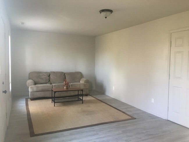 Building Photo - Room in Duplex on Beck St