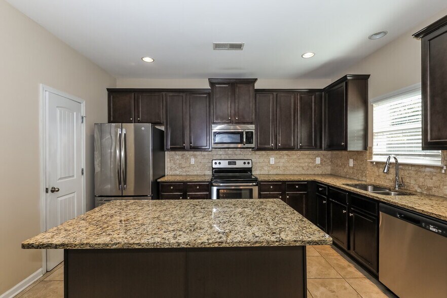 Building Photo - 705 Yukon Way