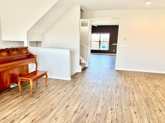 Building Photo - Don't miss out on this great 3 bed 3.5 bath townhouse with tons of amenities!