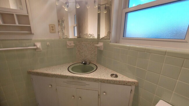 Building Photo - 707 Lewis Dr