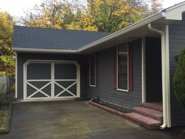 Building Photo - *Charming 2 bdrm, 1 bath home Ready NOW!