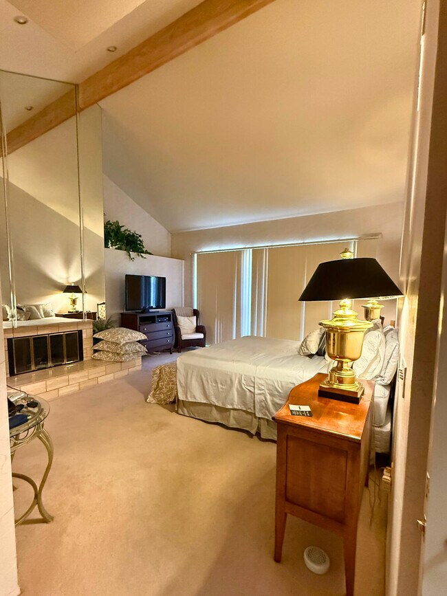 Building Photo - 253 Kavenish Dr