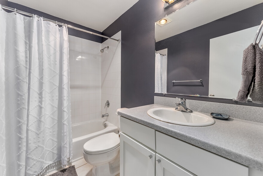 Full bath on both floors - 710 NW Naito Pky