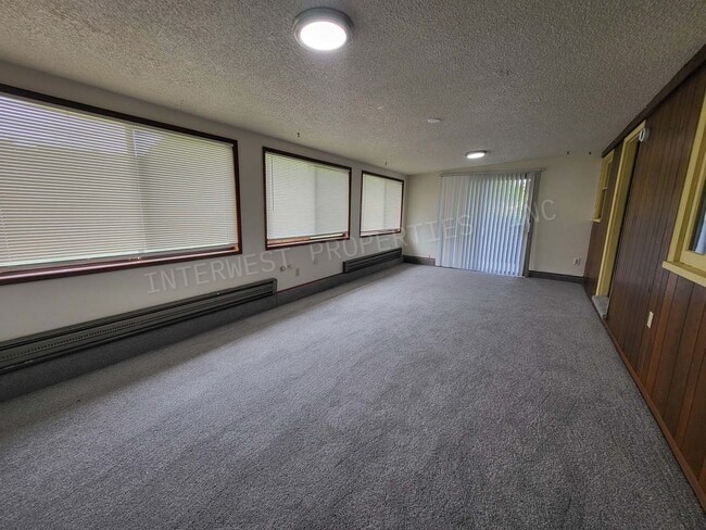 Building Photo - 3 Bd 1.5 ba Ranch Style Home in NE PDX With Washer/Dryer Hook-ups, Fenced Backyard & 2 Car Garage!