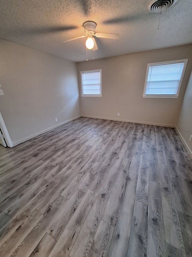 Building Photo - 3 bedroom, 2 bath