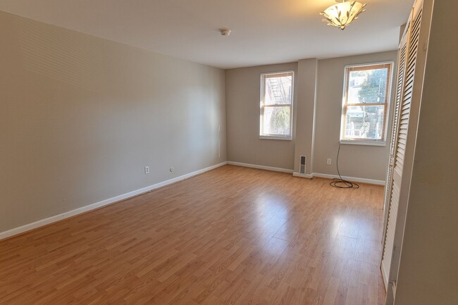 Building Photo - Adorable 2 Bedroom Single Family on Penn St