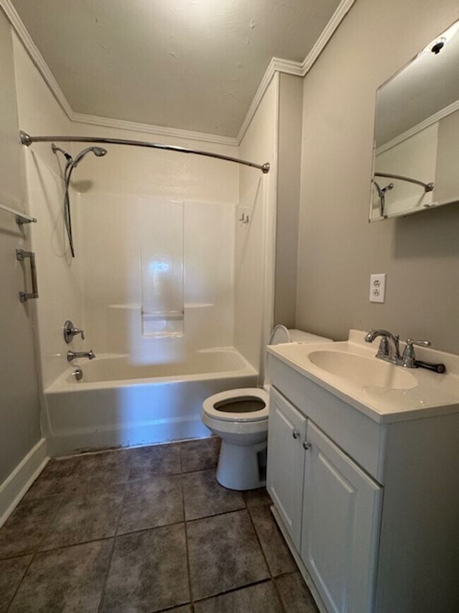 Building Photo - Cute Bungalow home with hardwoods - 2 bedrooms, 1 full bath - nice size yard