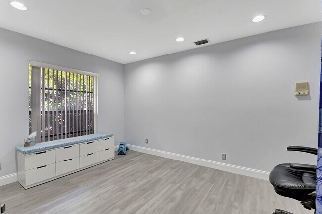 Building Photo - 10204 Camelback Ln