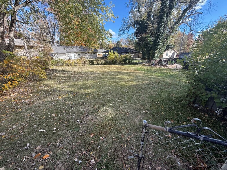 Building Photo - 10112 Cloverdale Dr