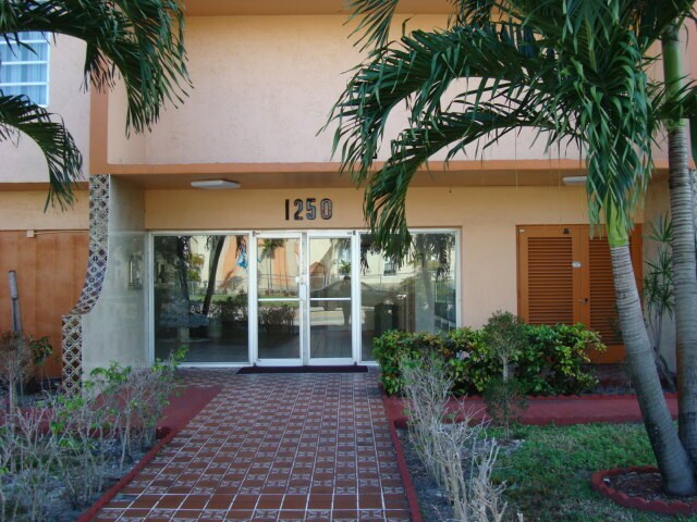 Primary Photo - 1250 NE 125th St