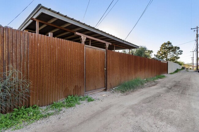 Building Photo - 941 E Edison St