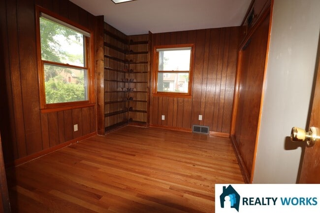 Building Photo - Charming 5 bed House!