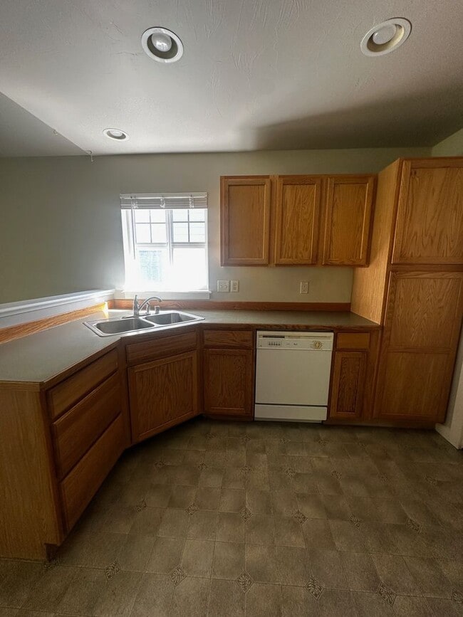 Building Photo - Beautiful 3 Bedroom Home- Centrally Locate...