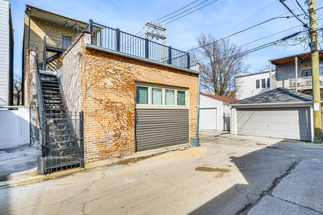 Building Photo - 2113 W Armitage Ave