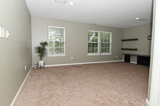 Building Photo - Spacious 4-Bedroom Haven with 2.5 Baths and Nearly 3,000 Sq Ft of Comfort in Indianapolis!