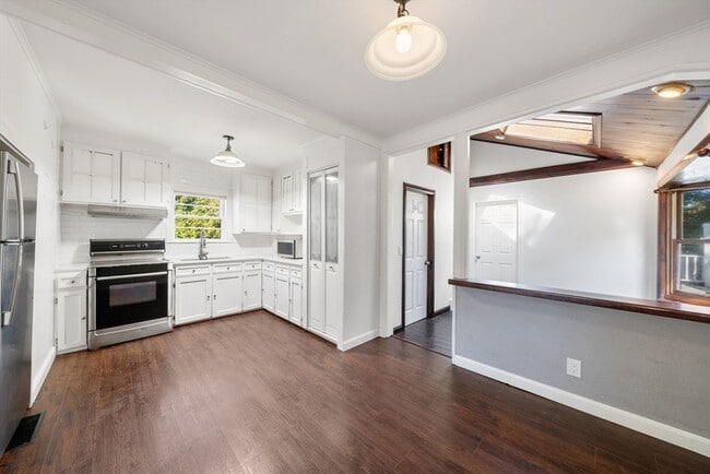 Building Photo - 42 Pinehurst Ave