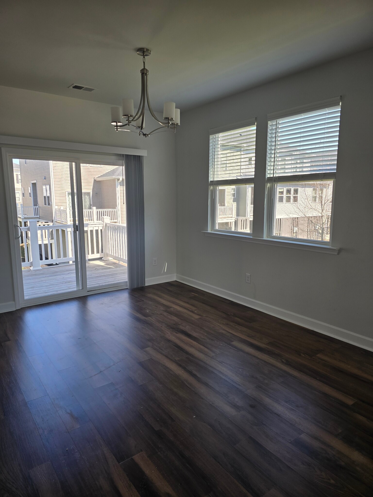 Kitchen - eat-in - 550 McLernon Trce