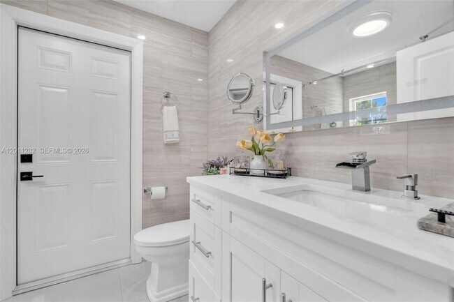 Building Photo - 252 Malibu Cir
