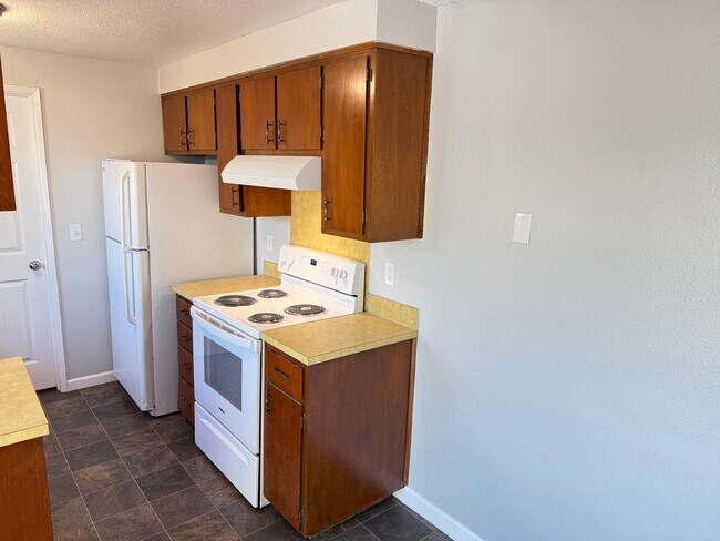 Building Photo - Updated 2 bedroom 1 bathroom dulpex in Springfield!