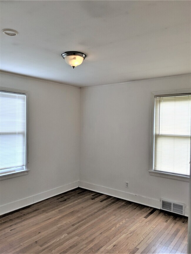Building Photo - Charming 2-Bedroom Home in West Seattle-Off Street Parking- Large Outdoor Space