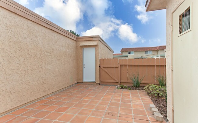 Building Photo - Great 2 BD Home in the Lake Park Terrace C...