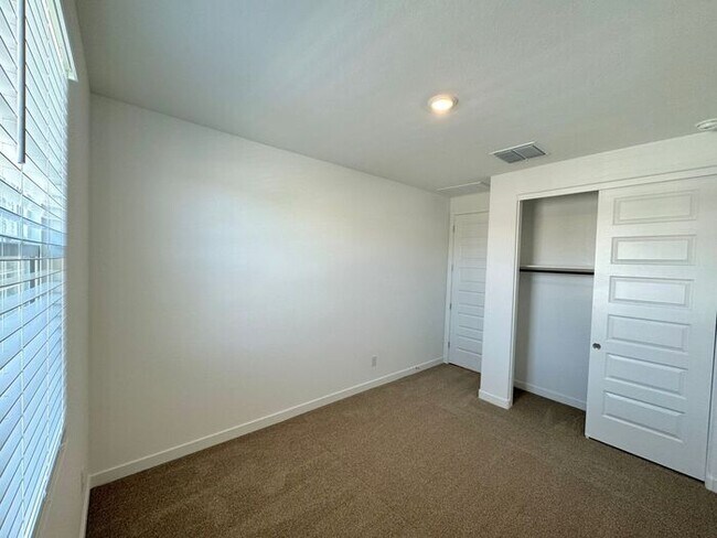 Building Photo - MOVE IN SPECILAS!! New 5-Bedroom Home in Phoenix with Upgrades & Resort-Style Amenities