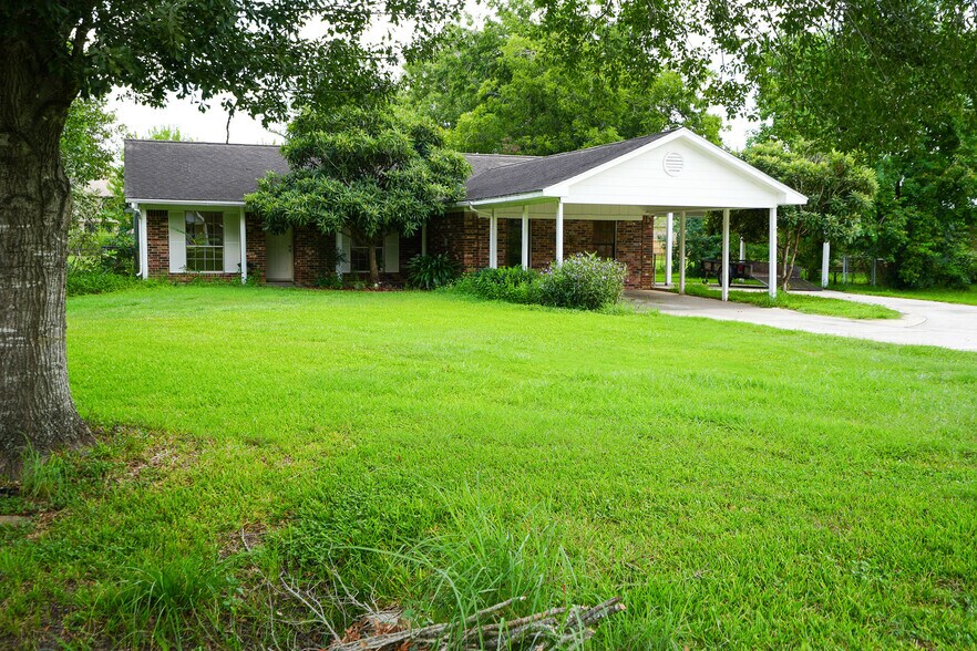 Building Photo - 803 Sycamore Rd