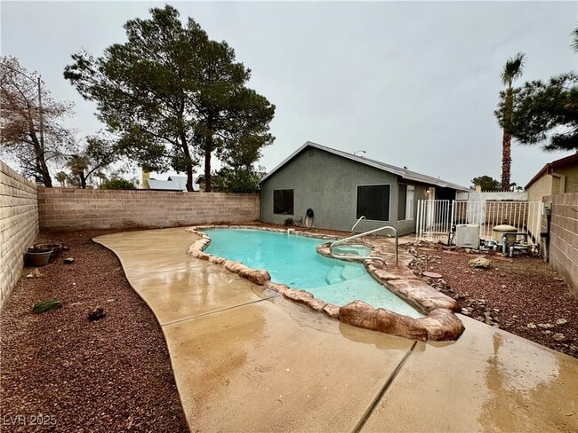 Building Photo - 7289 Topeka Dr