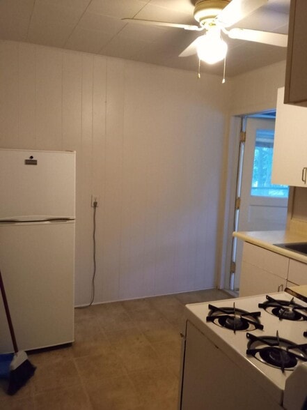 Kitchen / entrance enclosed porch - 404 Birr St