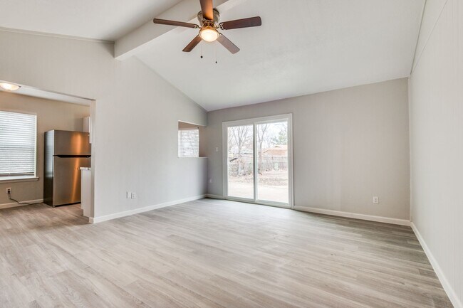Building Photo - Beautifully Updated, Modern Finishes!
