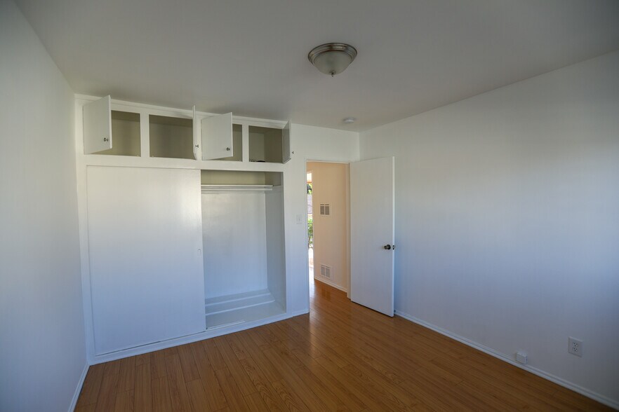 Building Photo - 250 S Sycamore Ave