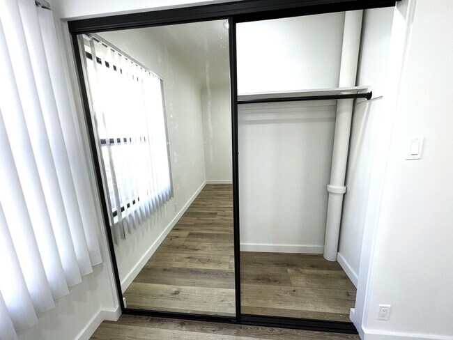 Building Photo - 4024-28 Lincoln