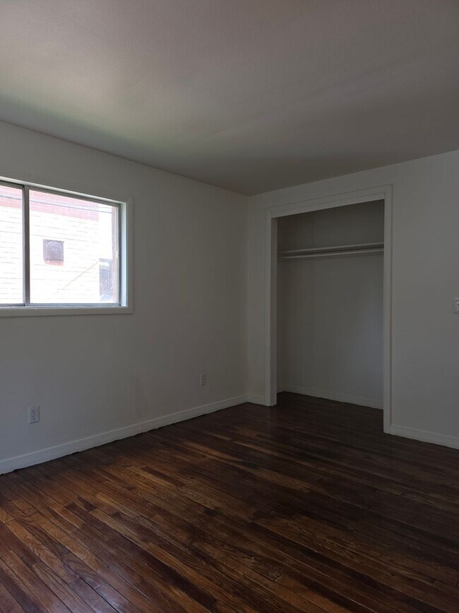 Building Photo - 2 bedroom upper