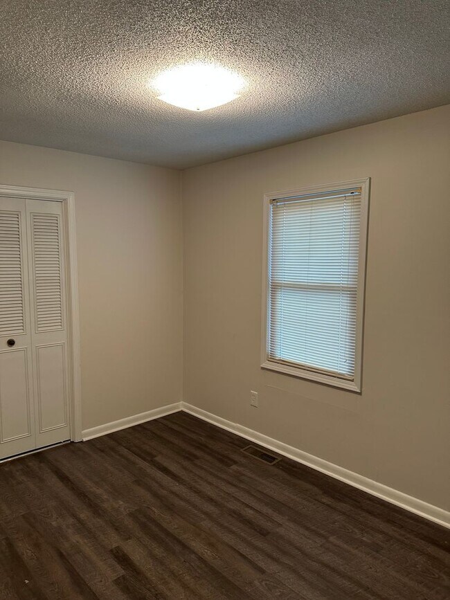 Building Photo - Pet Friendly Home in Vine Grove!