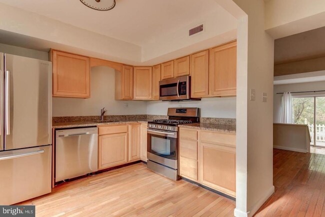 Building Photo - 107 Montrose Ave