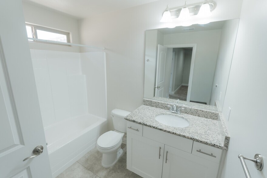 Building Photo - 2545 Bella Vista Dr