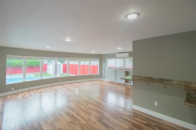 Building Photo - 3722 Royal Palm Ave
