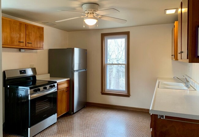 Building Photo - 284 Sycamore St