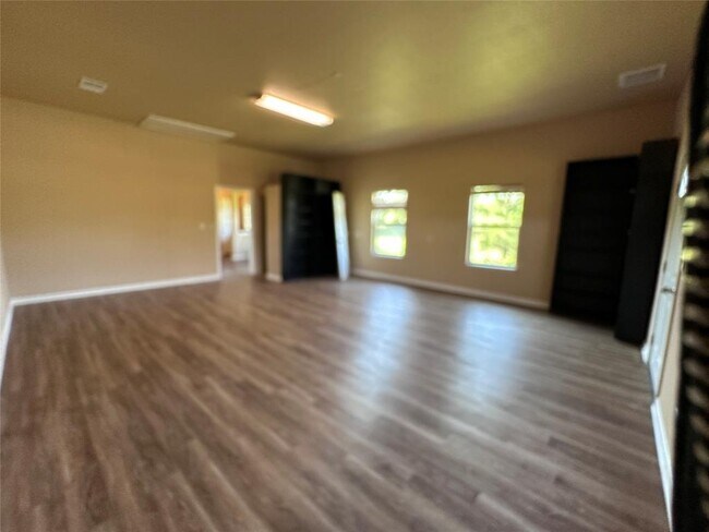 Building Photo - 214 Pine Path