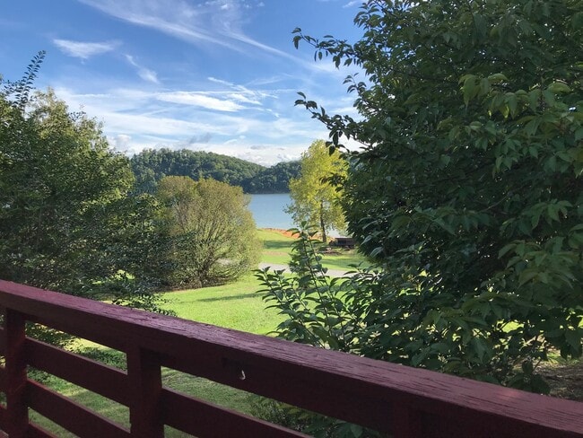 Building Photo - Lake Life!!!