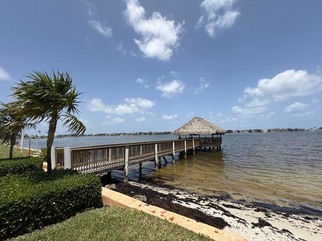 Building Photo - 225 N Lakeshore Dr