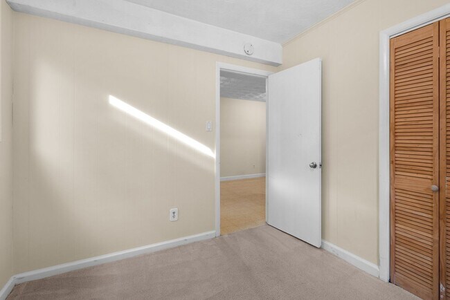 Building Photo - 4 Bedroom 3.5 Bathroom - Van Ness/Tenleytown Semi Detached Home - Attached 1 Car Garage