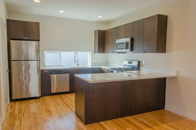 Building Photo - 3Bd/2.5Ba Seattle Townhouse